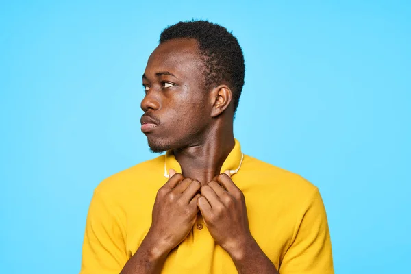 Jeune Bel Homme Posant Studio Isolé Sur Fond Bleu — Photo