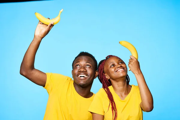 Jovem Casal Bonito Com Bananas Olhando Para Cima Estúdio Fundo — Fotografia de Stock