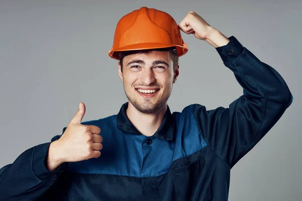 Tiro Estúdio Trabalhador Industrial Capacete Laranja Com Polegar Para Cima — Fotografia de Stock