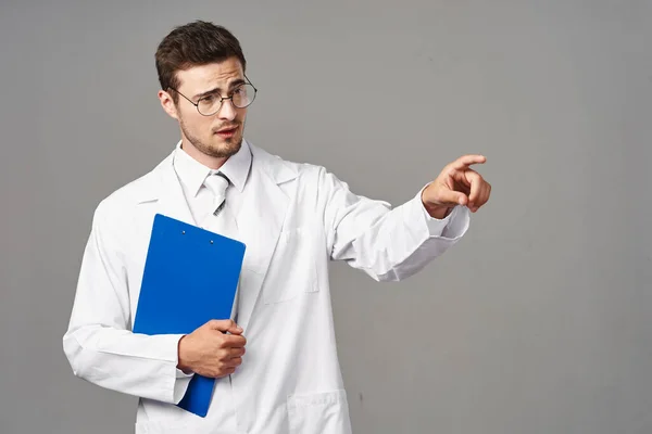 Prise Vue Jeune Médecin Pointant Sur Fond Isolé — Photo