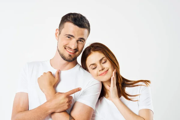 Jovem Lindo Casal Shirts Posando Estúdio Fundo Isolado — Fotografia de Stock