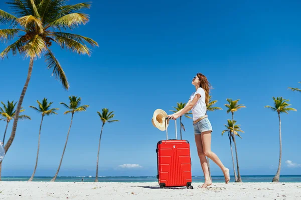 Mujer Joven Con Maleta Roja Playa —  Fotos de Stock