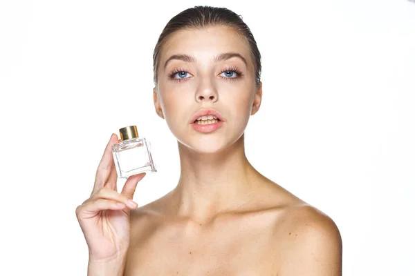 Retrato Mujer Hermosa Joven Con Frasco Perfume Aislado — Foto de Stock