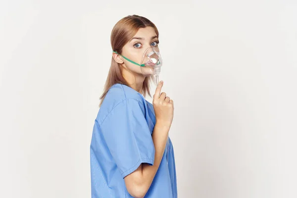 Prise Vue Jeune Infirmière Avec Inhalateur Sur Fond Blanc — Photo