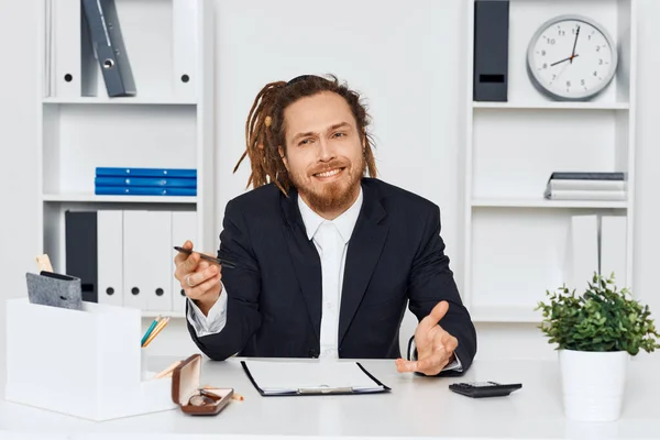 Junger Geschäftsmann Sitzt Lächelnd Büro — Stockfoto