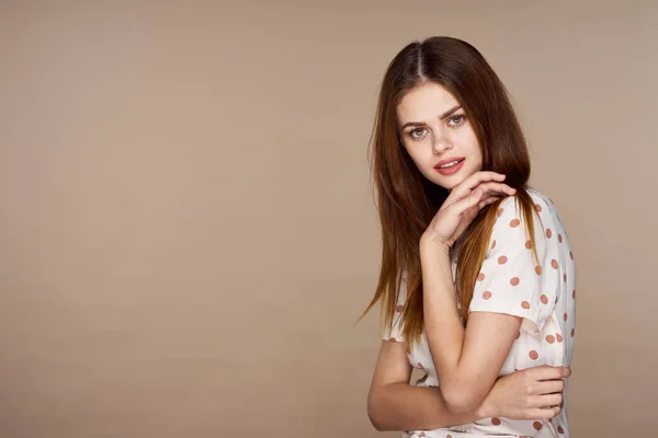 Jovem Bela Mulher Posando Isolado Fundo Bege — Fotografia de Stock