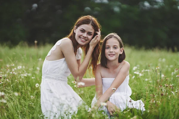 Young Mother Her Daughter Having Fun Camomile Field — Stock Photo, Image