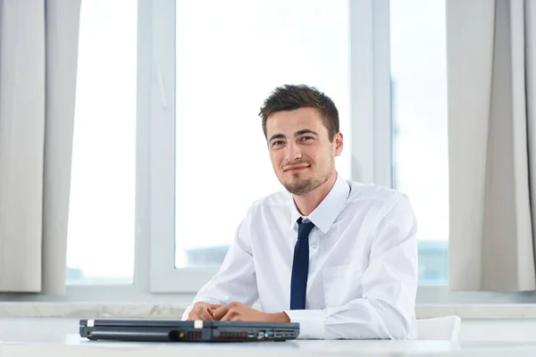 Junger Gutaussehender Geschäftsmann Mit Laptop Büro — Stockfoto