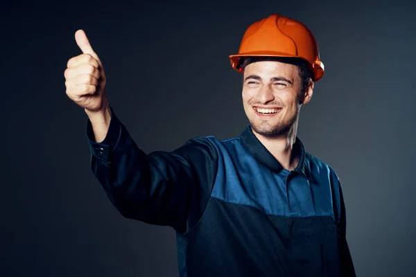 Tiro Estúdio Trabalhador Industrial Capacete Laranja Com Polegar Para Cima — Fotografia de Stock