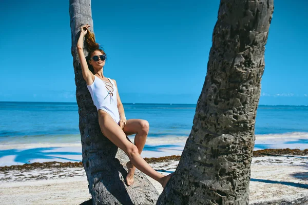 Giovane Bella Donna Rilassante Sulla Spiaggia — Foto Stock