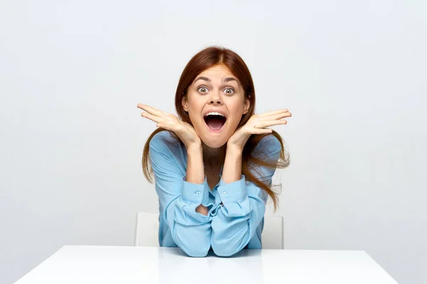 Junge Überraschte Geschäftsfrau Sitzt Schreibtisch Büro — Stockfoto