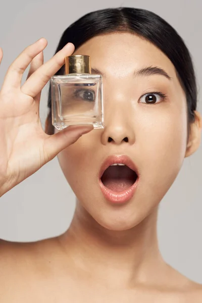 Młoda Piękna Azjatycka Kobieta Perfumy — Zdjęcie stockowe