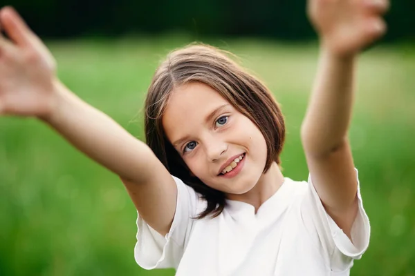 Linda Menina Bonito Divertindo Campo — Fotografia de Stock