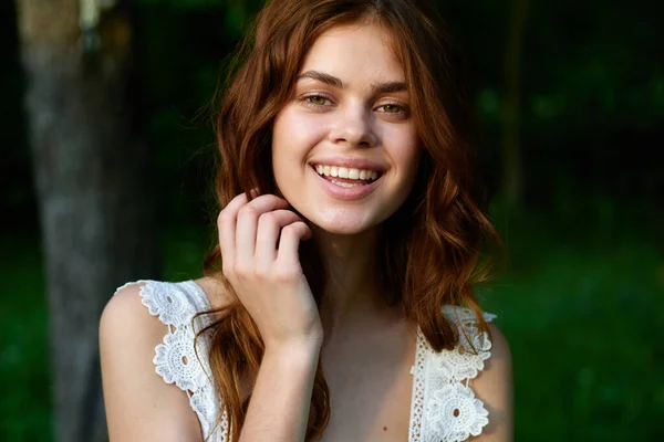 Joven Hermosa Mujer Posando Jardín — Foto de Stock