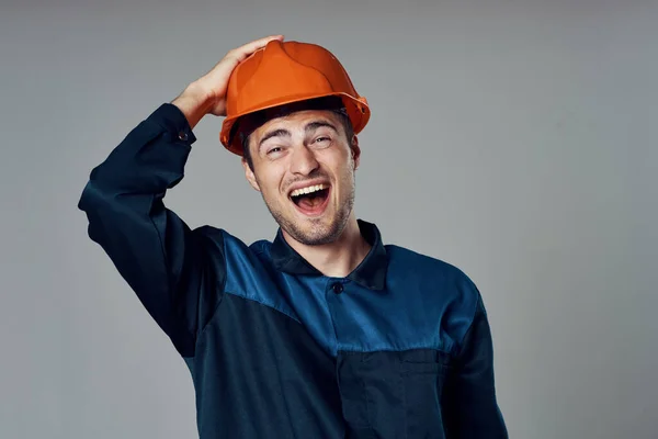 Tiro Estúdio Trabalhador Industrial Capacete Laranja Está Sorrindo — Fotografia de Stock