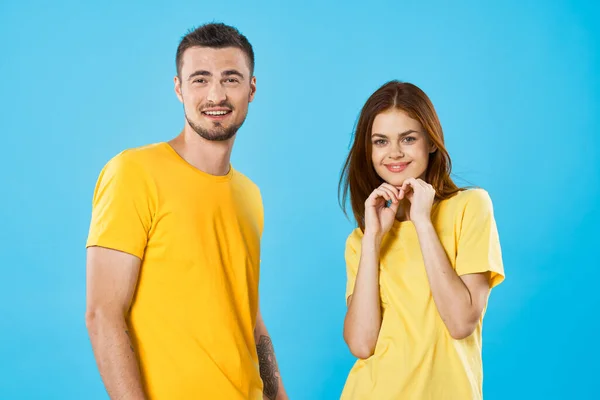 Jovem Belo Casal Posando Estúdio Fundo Isolado — Fotografia de Stock