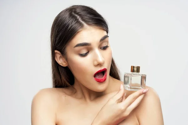 Portret Młodej Pięknej Kobiety Odizolowaną Butelką Perfum — Zdjęcie stockowe