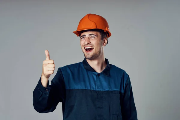 Studioaufnahmen Industriearbeiter Mit Orangefarbenem Helm Mit Erhobenem Daumen — Stockfoto