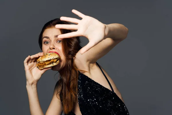 Studio Shot Van Jonge Mooie Vrouw Met Hamburger — Stockfoto