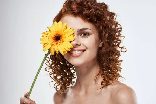 Jovem Bela Mulher Com Flor Posando Estúdio Isolado — Fotografia de Stock