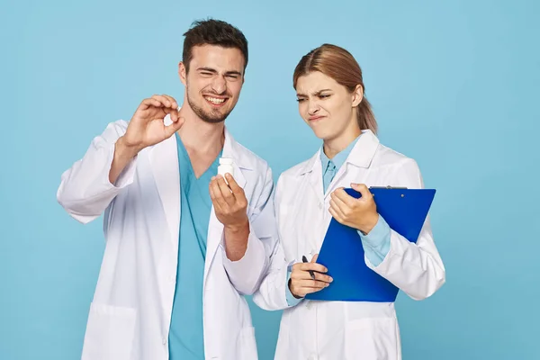 Studioaufnahmen Junge Ärztin Und Krankenschwester Isoliert Auf Blauem Grund — Stockfoto