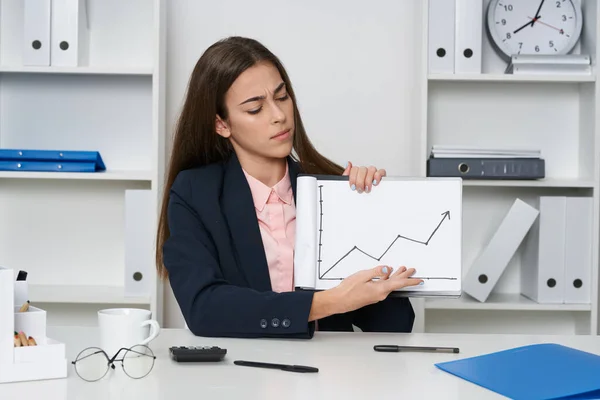 Joven Mujer Negocios Hermosa Sentada Escritorio Oficina Mostrando Gráfico — Foto de Stock