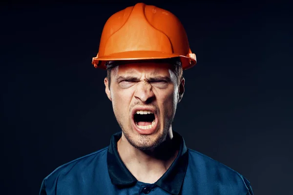 Studioaufnahmen Industriearbeiter Mit Orangefarbenem Helm Schreit — Stockfoto