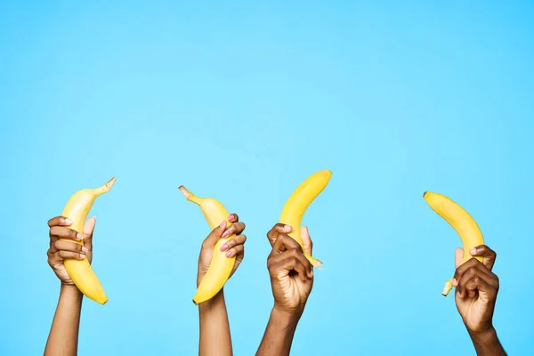 Fiatal Afrikai Párok Banánt Tartanak Elszigetelt Háttérben — Stock Fotó