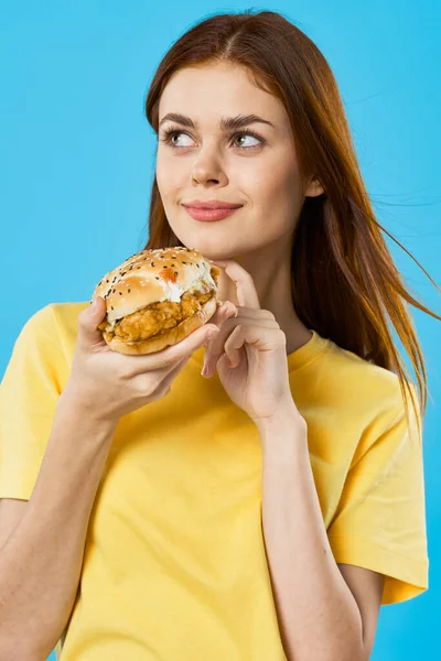 Jovem Mulher Bonita Com Hambúrguer Estúdio — Fotografia de Stock