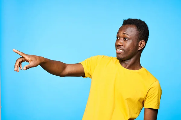 Giovane Uomo Che Punta Lontano Isolato Sfondo Blu — Foto Stock