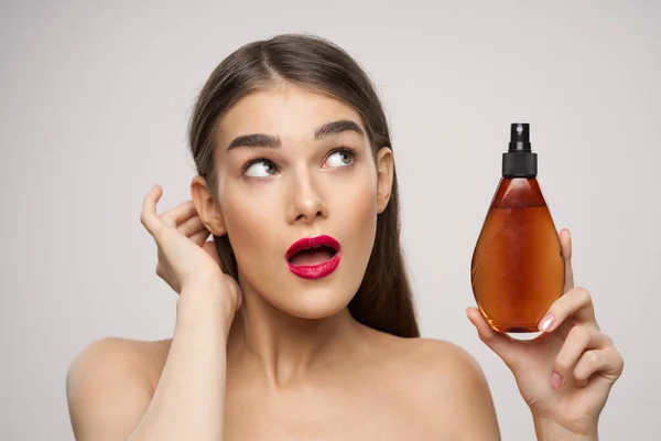 Retrato Jovem Bela Mulher Segurando Produto Beleza Estúdio Isolado — Fotografia de Stock