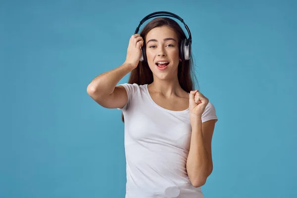 Joven Hermosa Mujer Con Auriculares Estudio —  Fotos de Stock