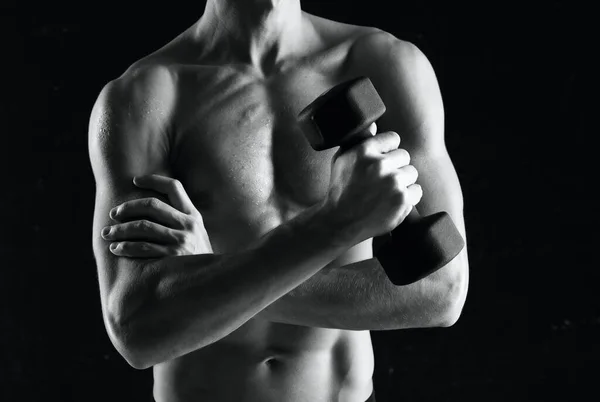 Jovem Muscular Ajuste Homem Levantando Haltere Estúdio — Fotografia de Stock