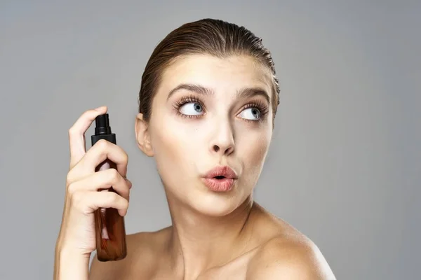 Retrato Jovem Bela Mulher Segurando Produto Beleza Estúdio Isolado — Fotografia de Stock