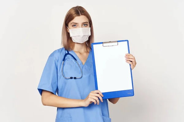 Högkvalitativt Foto Kvinna Läkare Med Mask Att Hålla Urklipp Isolerad — Stockfoto