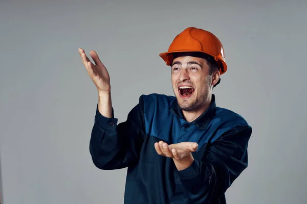 Tiro Estúdio Trabalhador Industrial Capacete Laranja Surpreendido — Fotografia de Stock