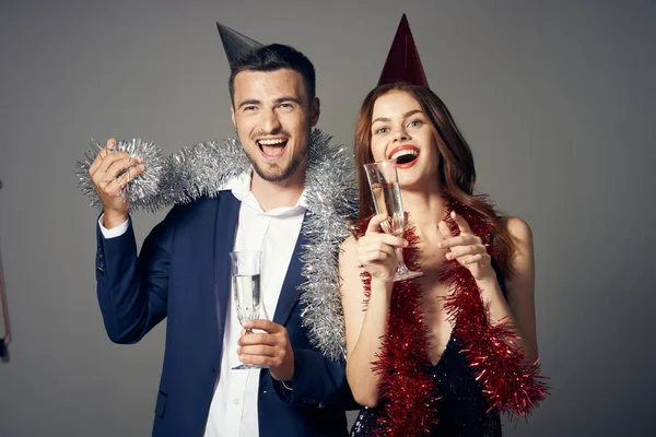 Glückliches Paar Partyhüten Feiert Mit Champagner Auf Grauem Hintergrund — Stockfoto
