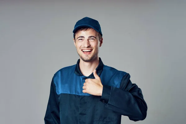 Joven Hombre Guapo Uniforme Azul Con Pulgar Hacia Arriba — Foto de Stock