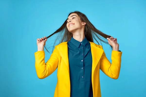 Jovem Mulher Casaco Amarelo Fundo Azul — Fotografia de Stock