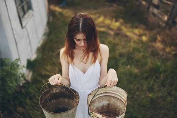 Jonge Mooie Vrouw Met Emmers — Stockfoto