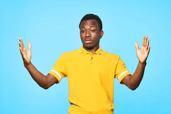 Giovane Uomo Africano Con Mani Alzate Isolato Sfondo Blu — Foto Stock