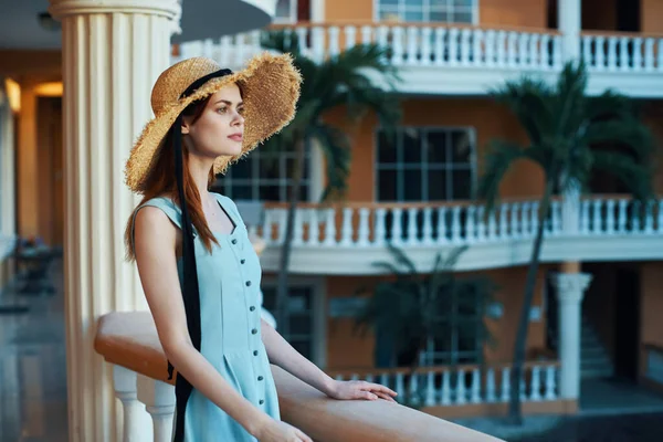 Young Beautiful Woman Posing Tropical Resort — Stock Photo, Image