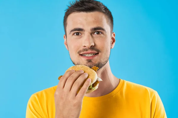 Jovem Homem Bonito Com Hambúrguer Estúdio — Fotografia de Stock