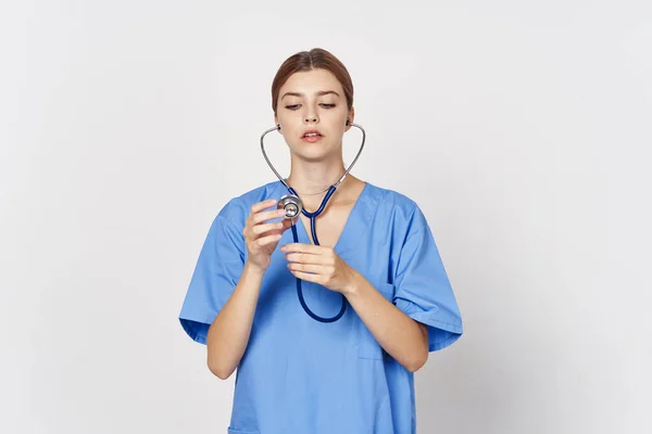 Studioaufnahmen Junge Ärztin Mit Stethoskop Auf Weißem Hintergrund — Stockfoto