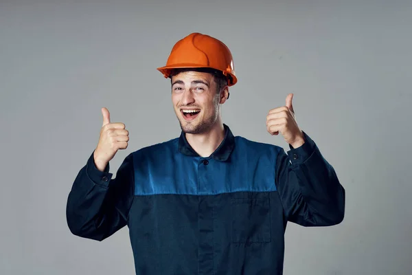 Tiro Estúdio Trabalhador Industrial Capacete Laranja Com Polegares Para Cima — Fotografia de Stock