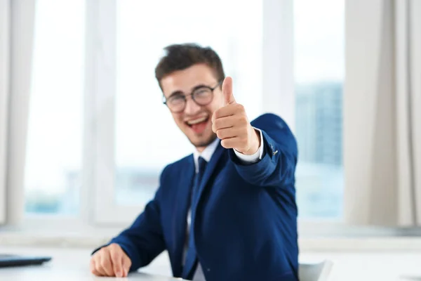 親指を立てたオフィスの若いビジネスマン — ストック写真