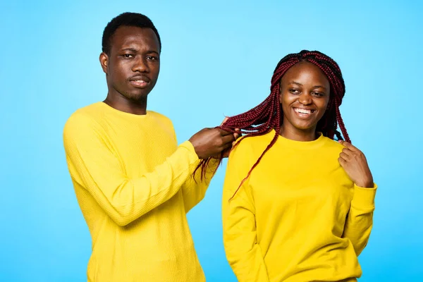 Jovem Belo Casal Posando Estúdio Fundo Azul — Fotografia de Stock