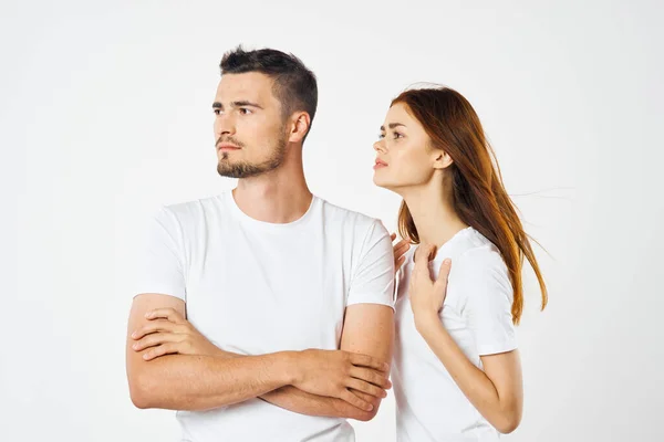 Joven Hermosa Pareja Camisetas Posando Estudio Sobre Fondo Aislado — Foto de Stock