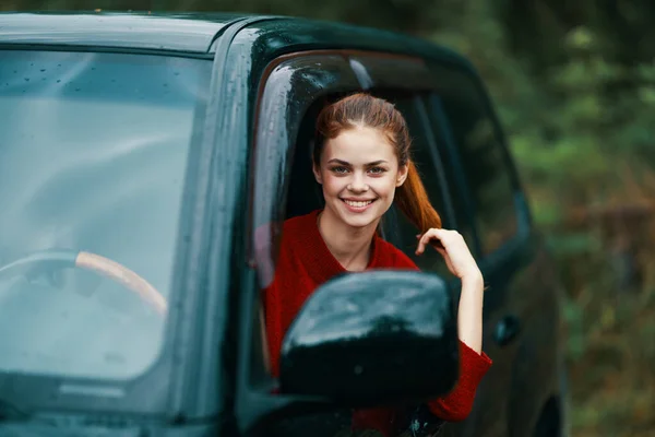 Jovem Bela Mulher Dirigindo Carro Campo — Fotografia de Stock