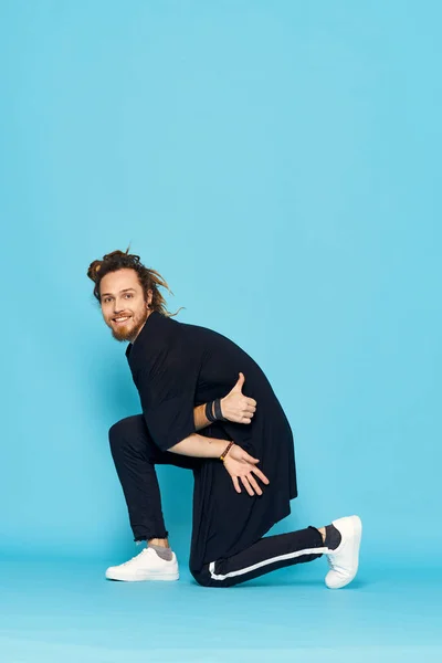 Joven Con Rastas Posando Estudio — Foto de Stock